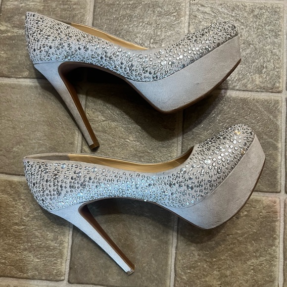 Gianni Bini silver sparkly platform pumps. Sz 7 - Picture 4 of 7